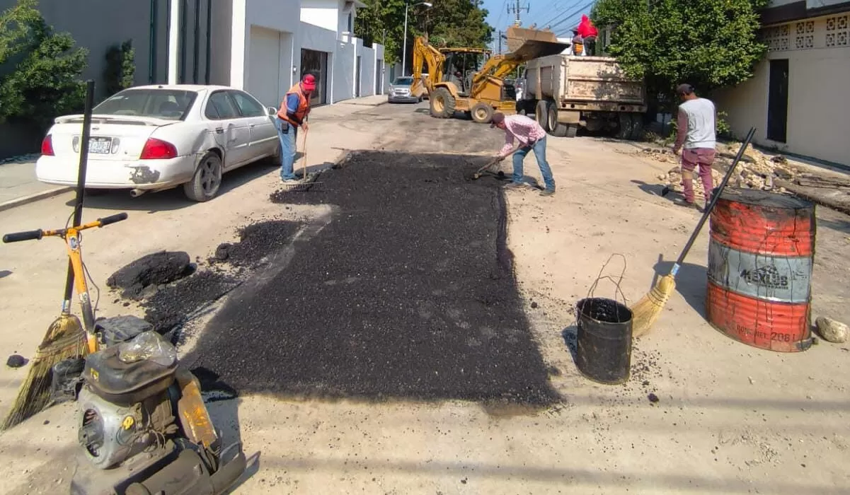 Continúa plan de bacheo en calles de Victoria