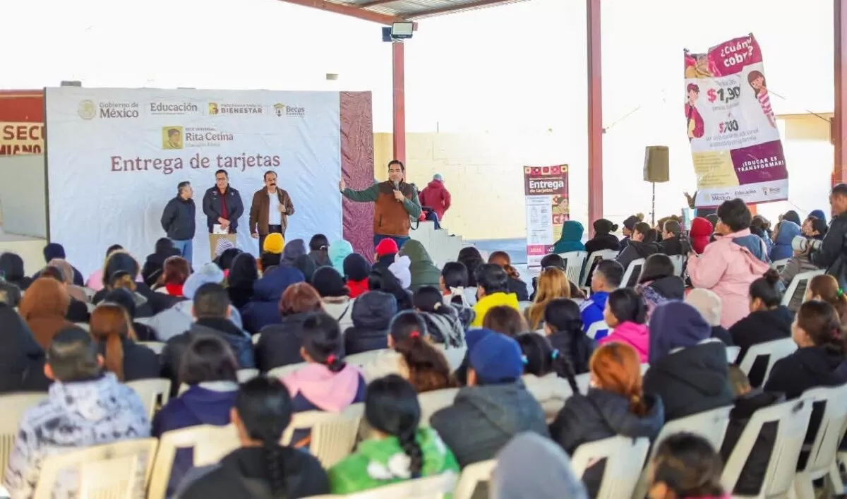 Entregó Carlos Peña tarjetas de becas Rita Cetina en la secundaria técnica # 73