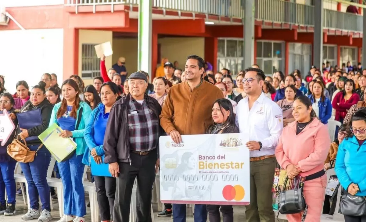 Llevó Alcalde de Reynosa Becas Rita Cetina a la Secundaria 45
