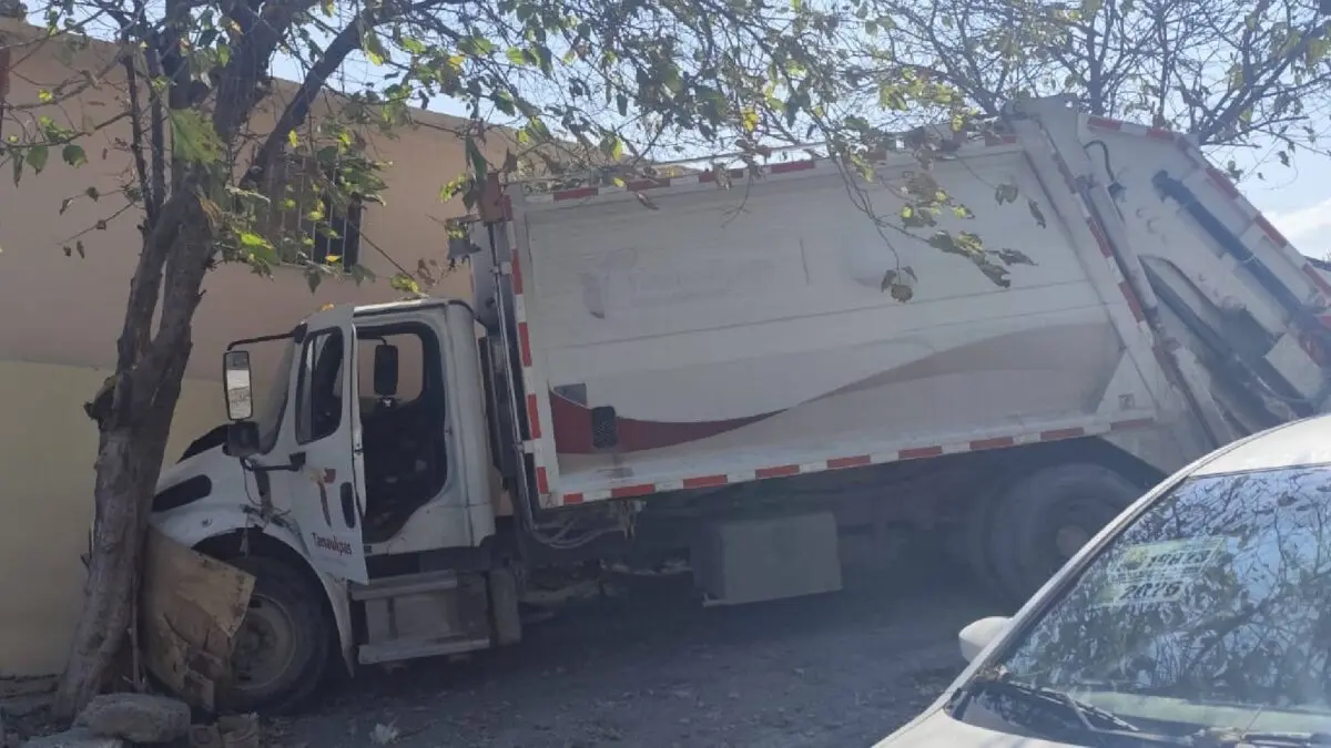Camión de basura se queda sin frenos y atraviesa barda en Victoria