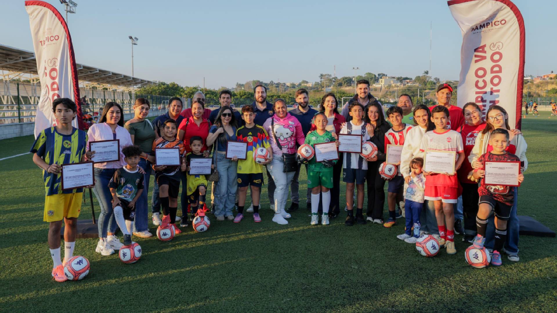 Entrega Mónica Villarreal becas deportivas al 100% para Clínicas de Formación Barca Academy