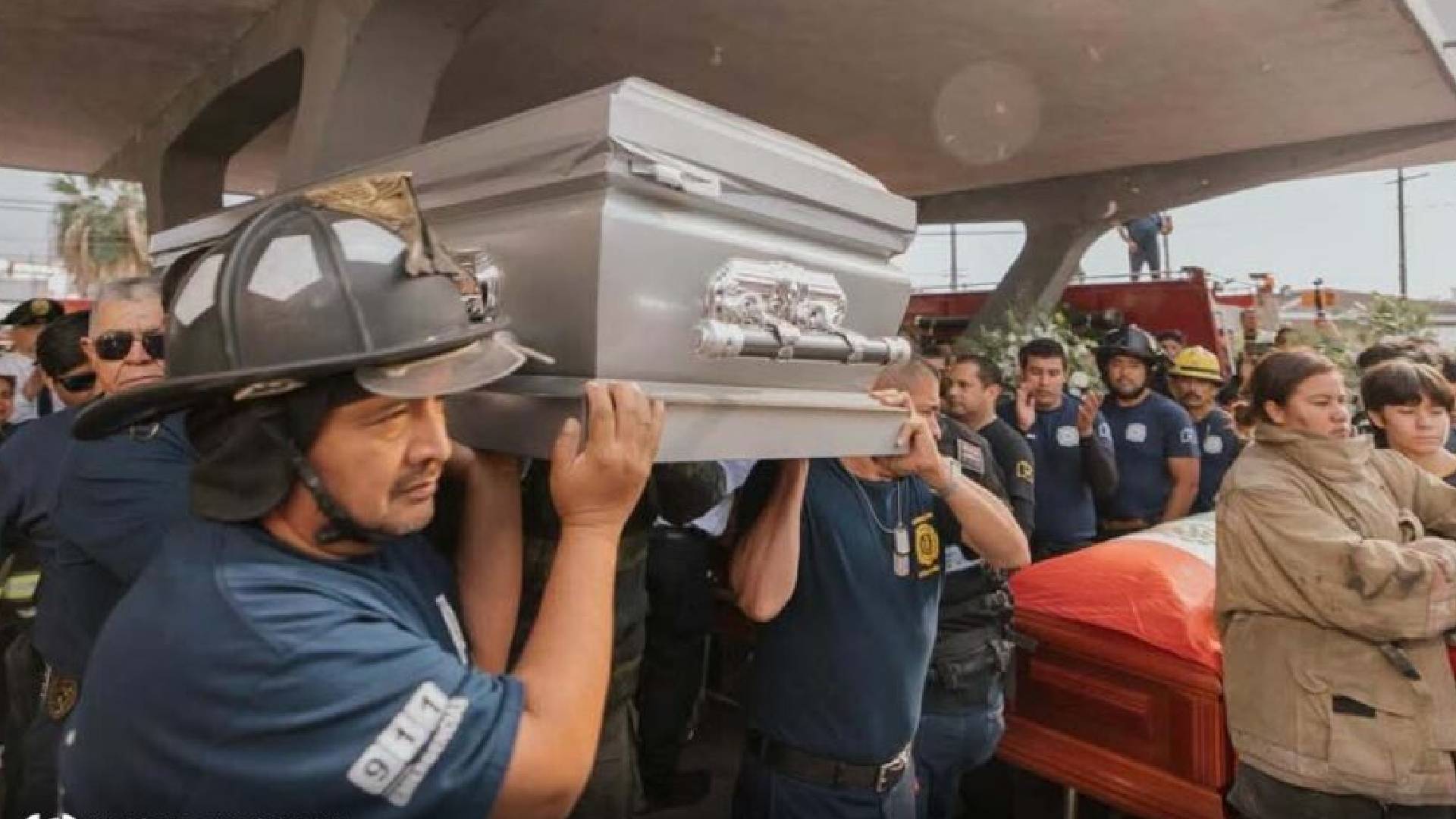Gobierno de Beto Granados rinde honores y último adiós a bomberos caídos en el cumplimiento de su deber