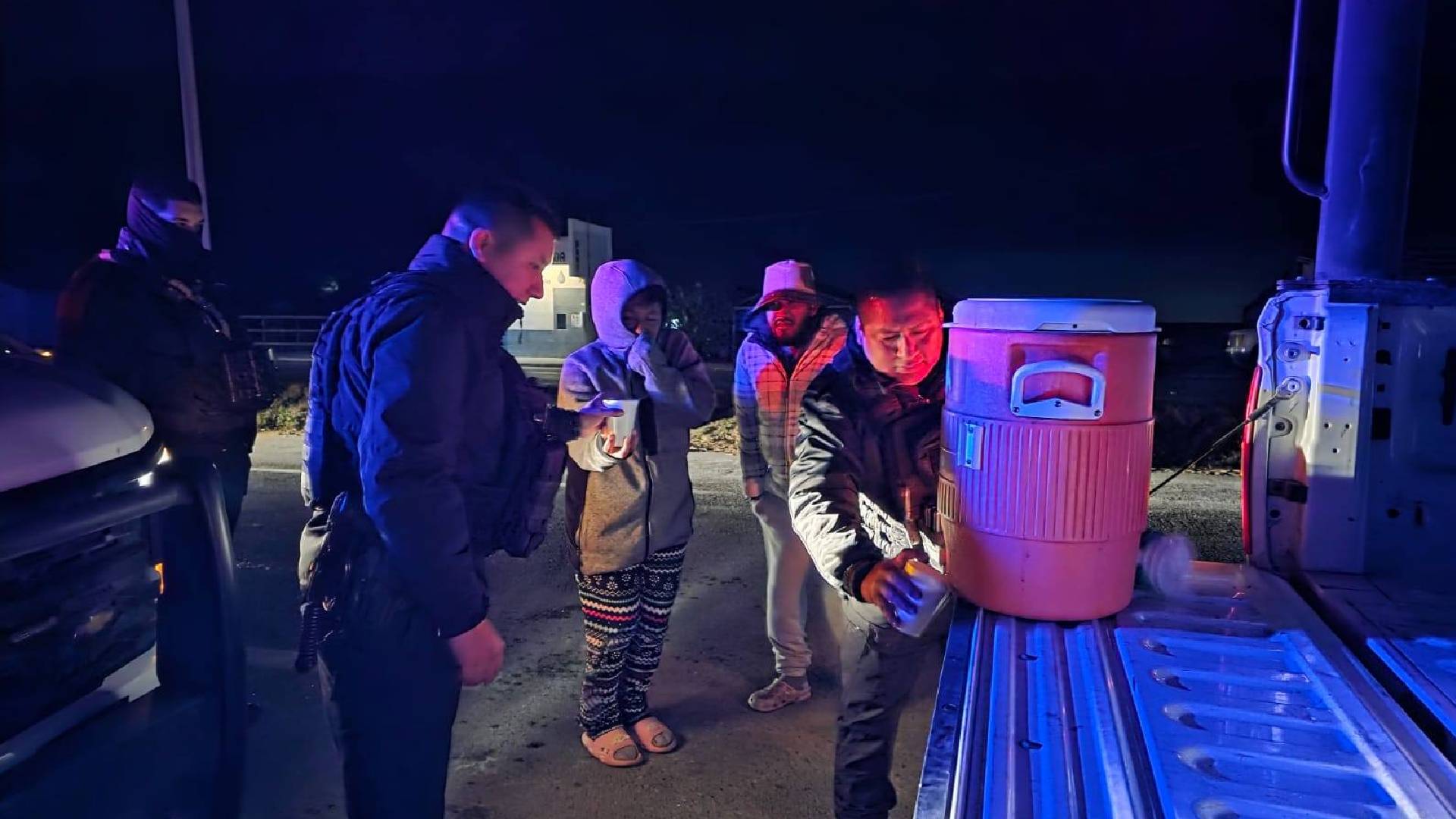 Secretaría de Seguridad de Matamoros lleva cobijas, café y pan dulce a habitantes de la Playa Bagdad ante bajas temperaturas