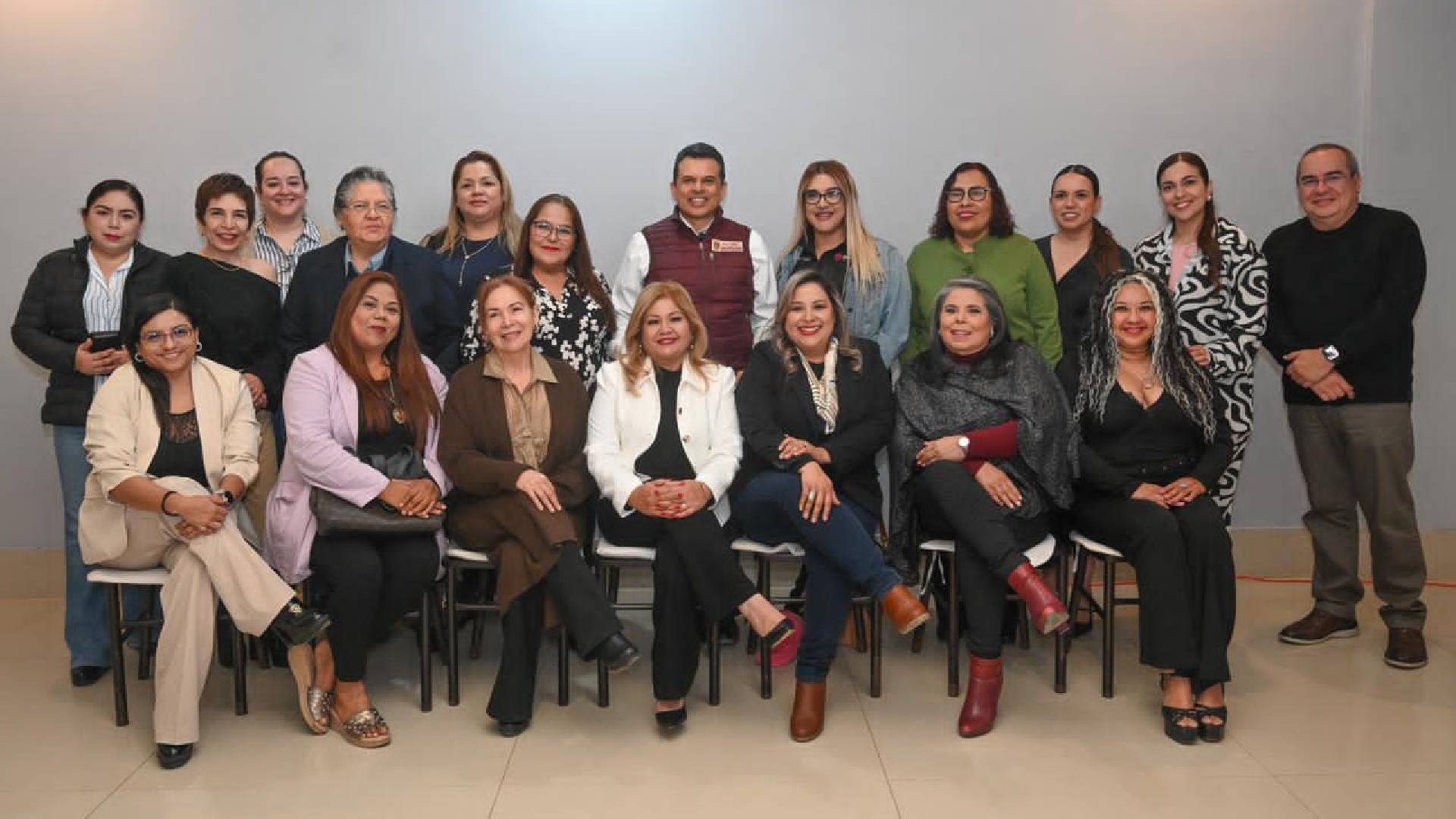 Dialoga Lalo Gattás de avances y proyectos de Victoria con mujeres periodistas.