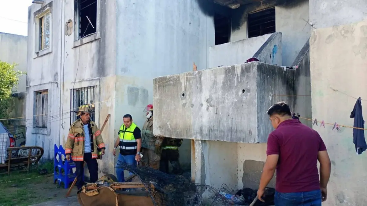 Bomberos sofocan fuego en vivienda abandonada en Altamira