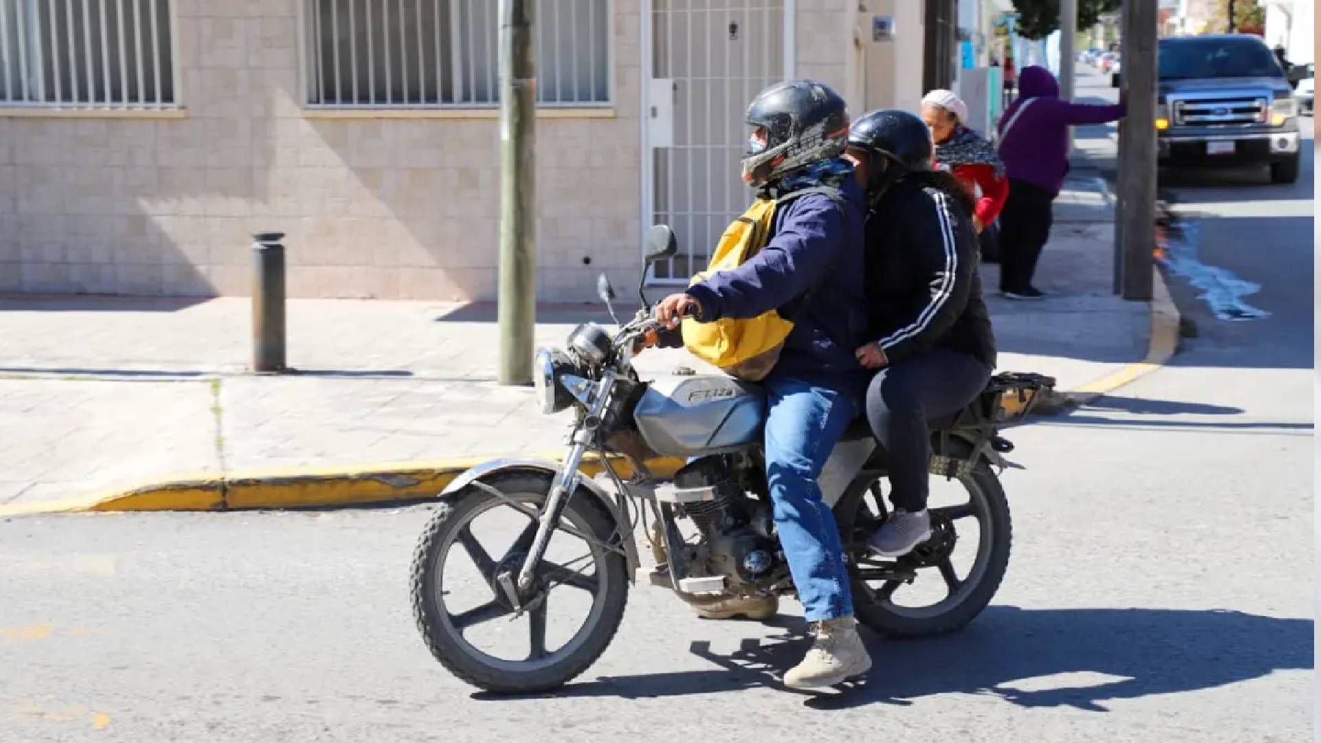Niños menores de 12 ya no podrán subir a motos en Tamaulipas