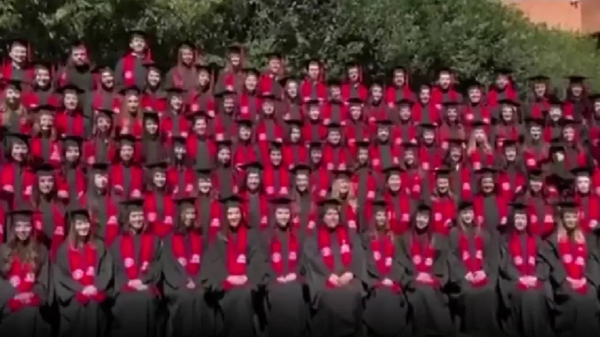 Colapsa estructura durante foto de graduación; hay 23 heridos