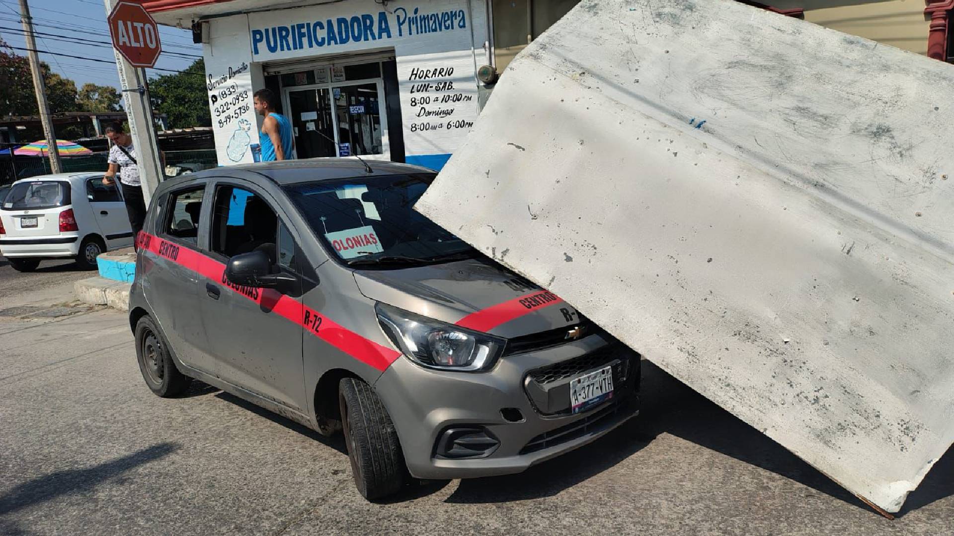 Camioneta y carro de ruta chocan y terminan contra puesto en Tampico