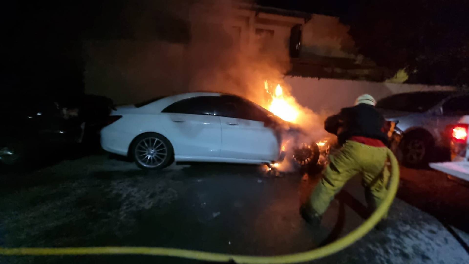 Fuego consume un Mercedes en taller mecánico de Victoria