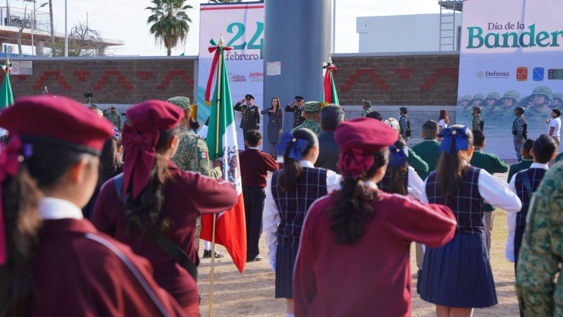 Carmen Lilia encabeza emotiva ceremonia del Día de la Bandera en Nuevo Laredo