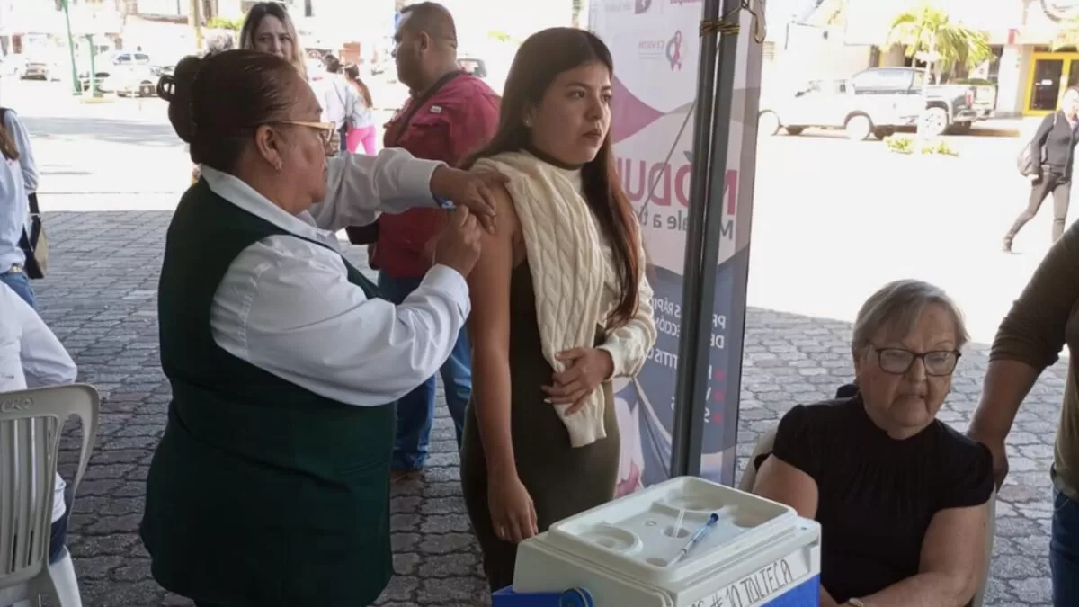 Erasmo González llama a familias a proteger su salud con vacunacion en modalidad Drive-Thru