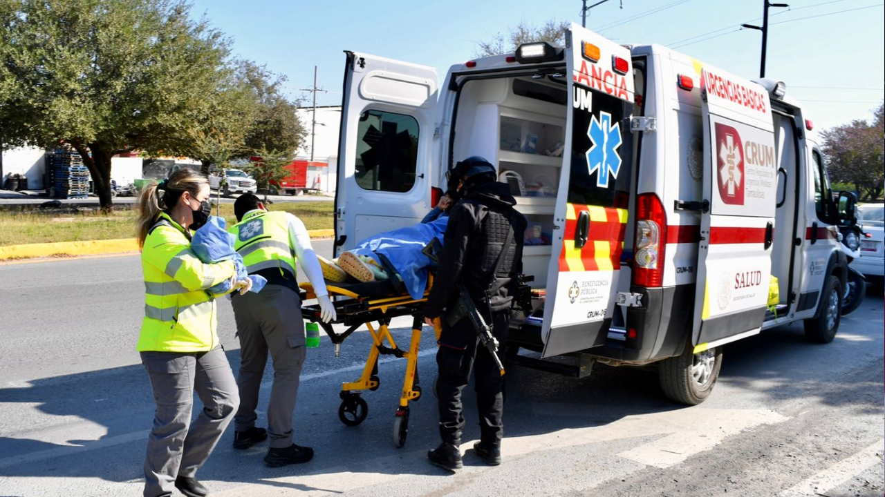 Auxilian a mujer en labor de parto en vía pública de Victoria