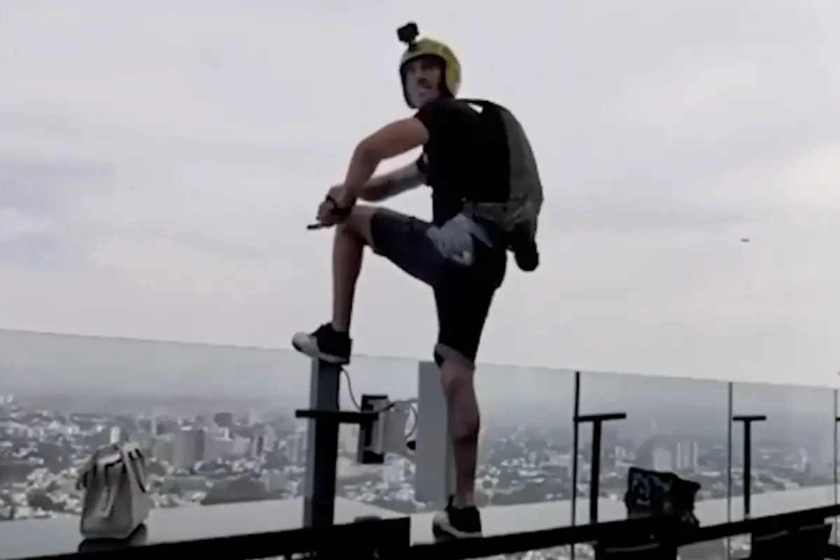 Paracaidista se lanza desde terraza de hotel en Guadalajara