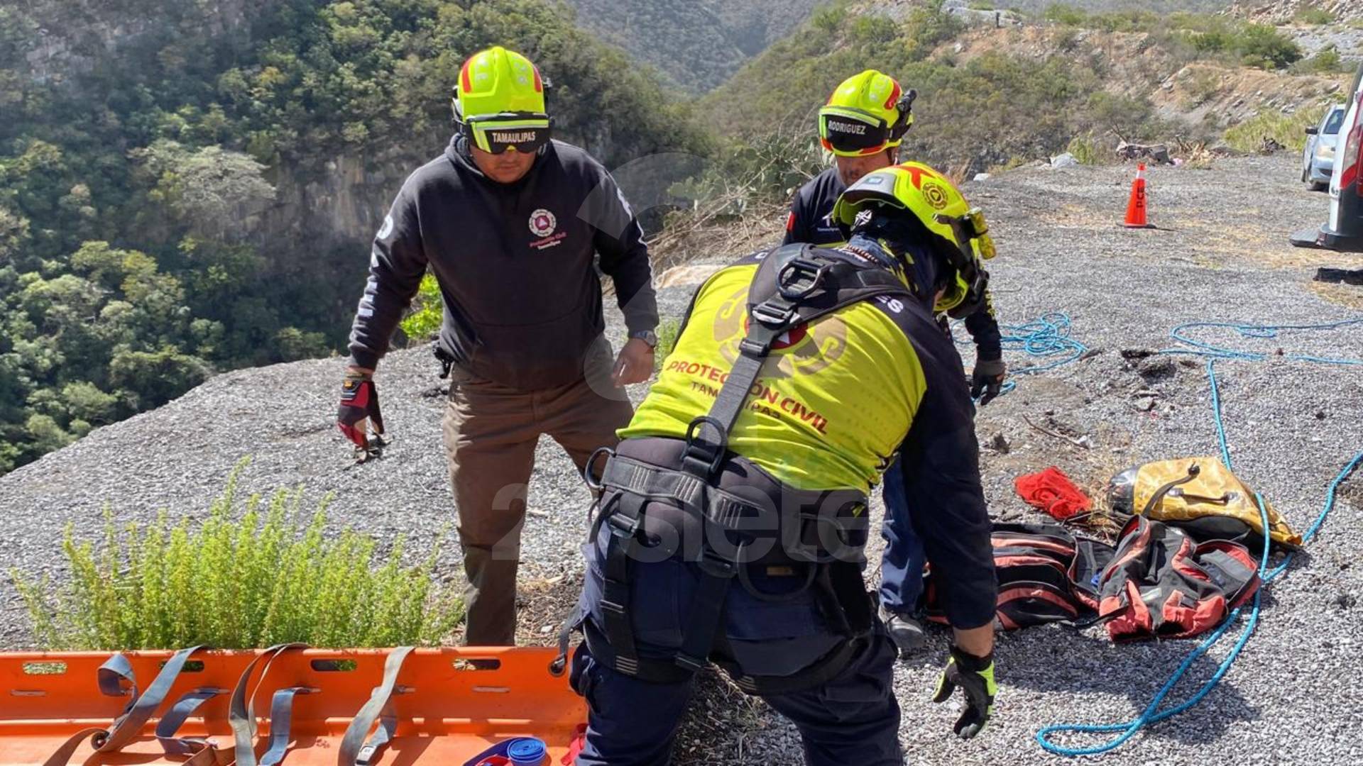 Hombre cae 25 metros a un barranco al intentar tomarse una foto en Victoria