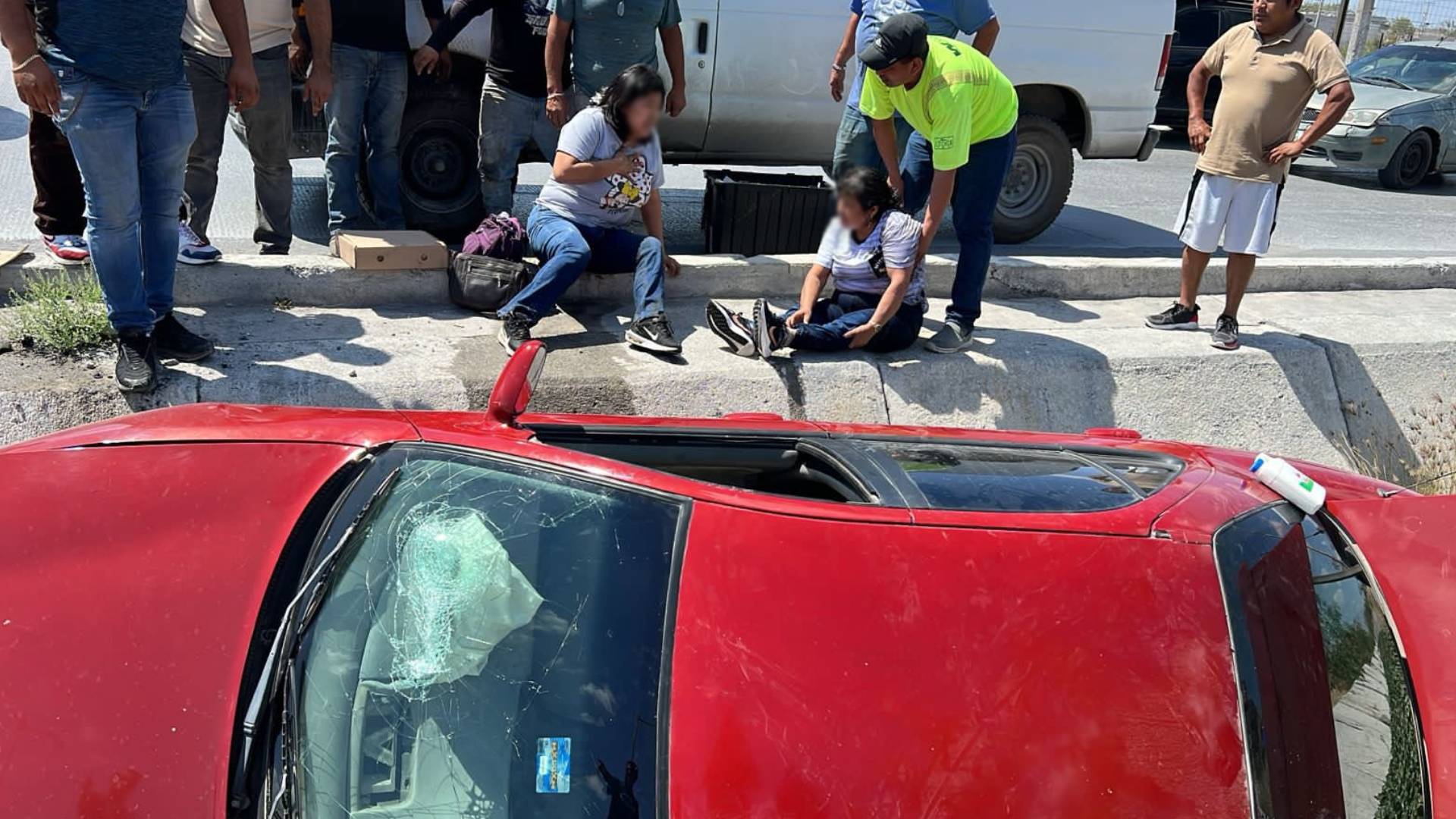 Familia cae a canal con vehículo en Reynosa; hay dos lesionados