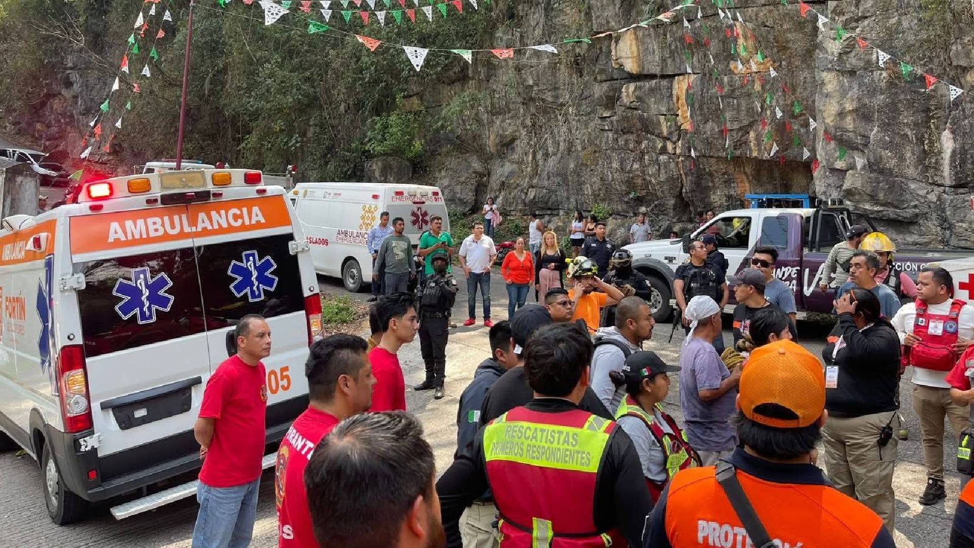 Camión de bomberos cae a barranco; hay un muerto y seis heridos