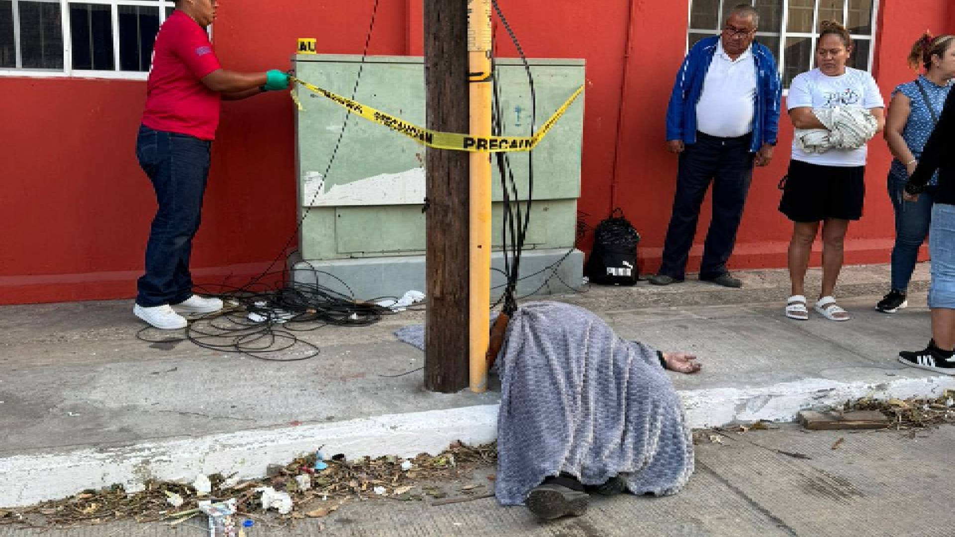 Mujer muere repentinamente en vía pública de Tampico