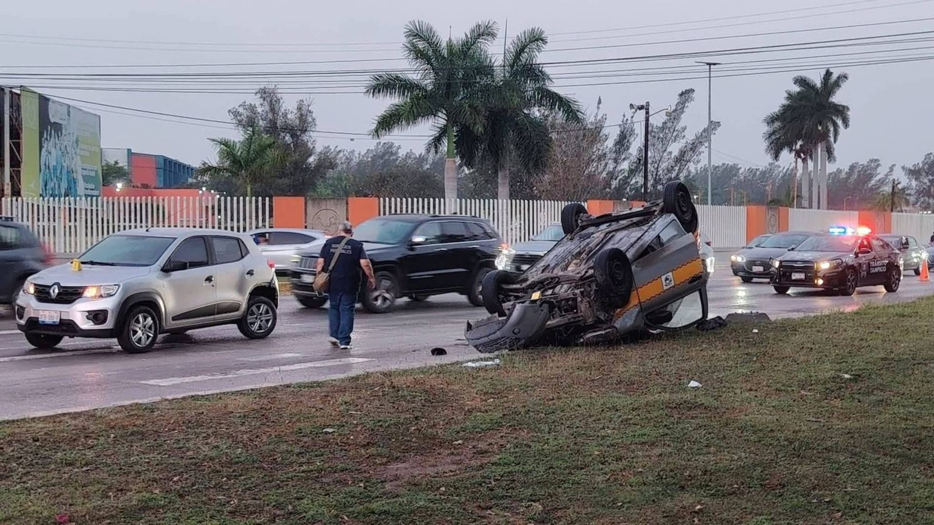 Taxi termina volcado tras choque en Tampico