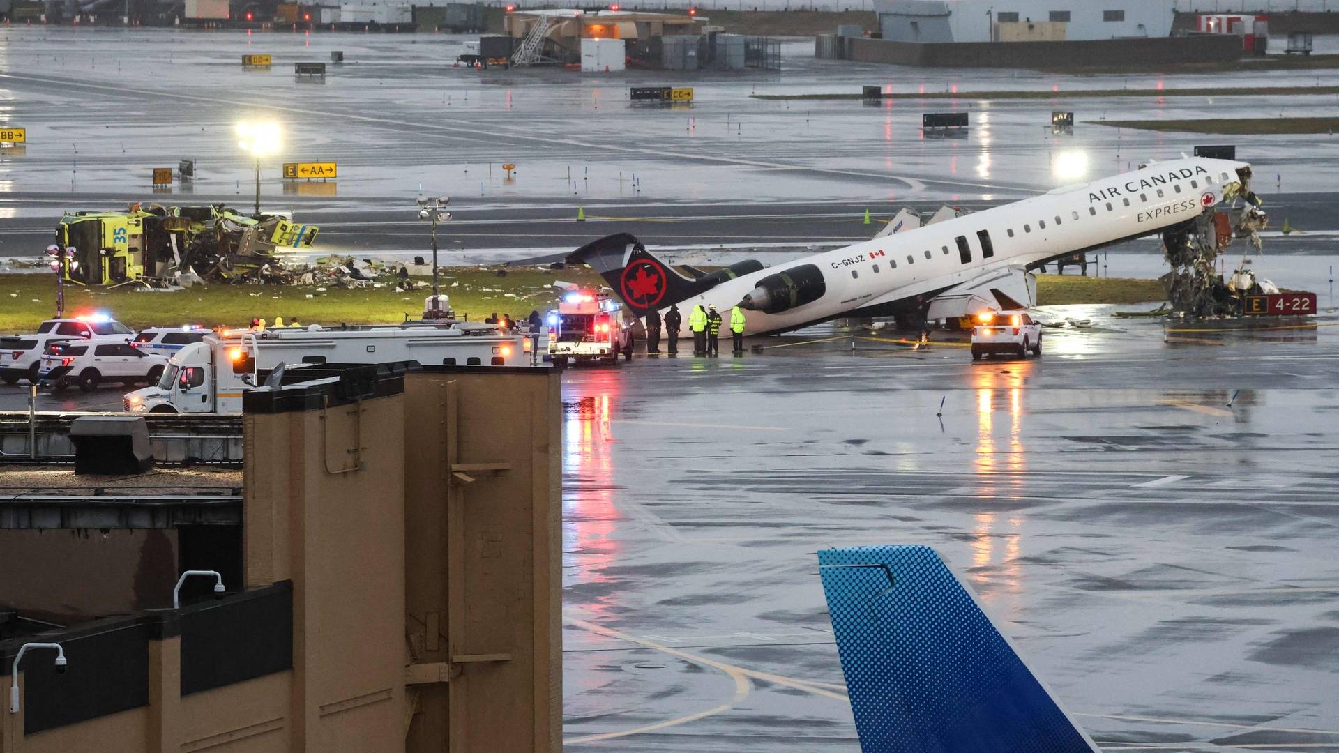 Avión impacta camión y deja víctimas mortales en Nueva York