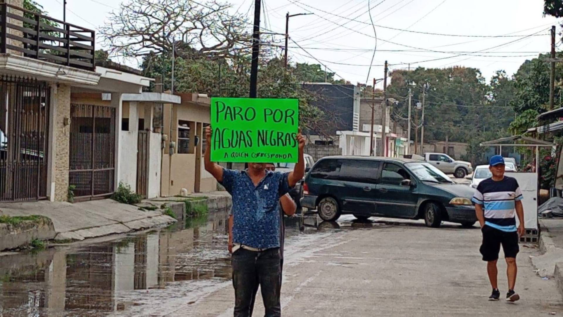 Vecinos bloquean calle por fuga de drenaje en Tampico
