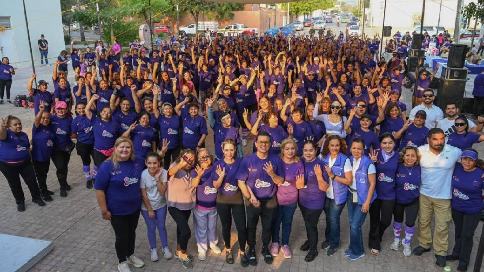 Lalo y Lucy participan en Zumbatón con causa por el Día de la Mujer