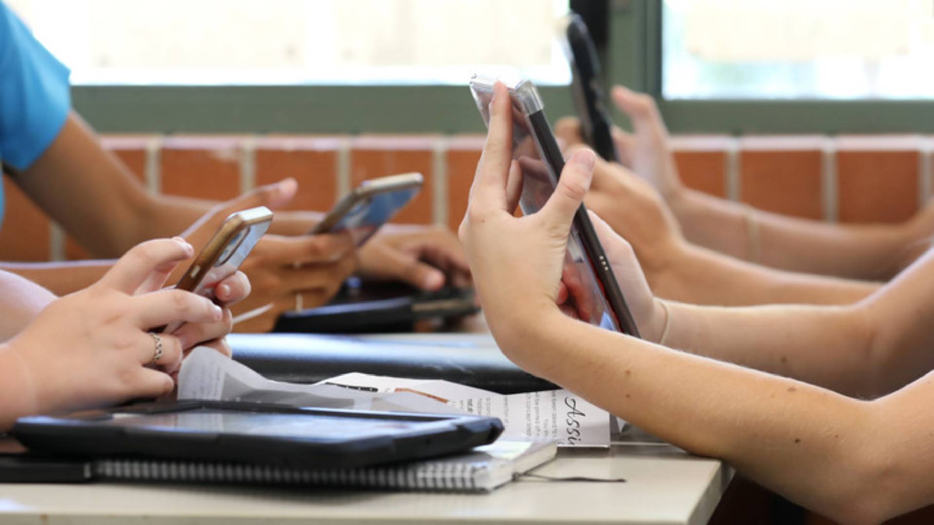 Evalúan autoridades educativas limitar el uso del celular en las escuelas