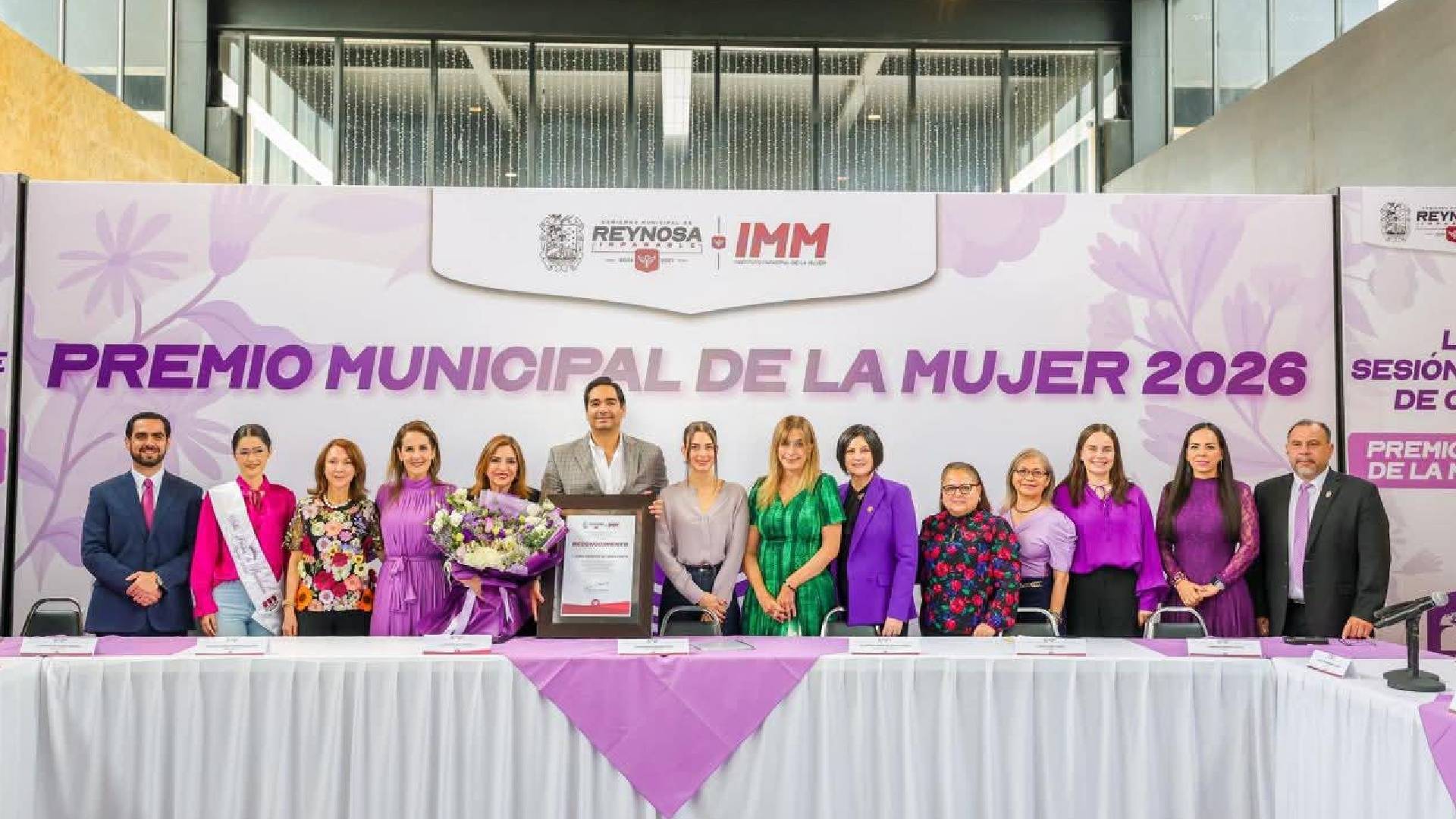 Carlos Peña Ortiz entrega Premio Municipal de la Mujer 2026