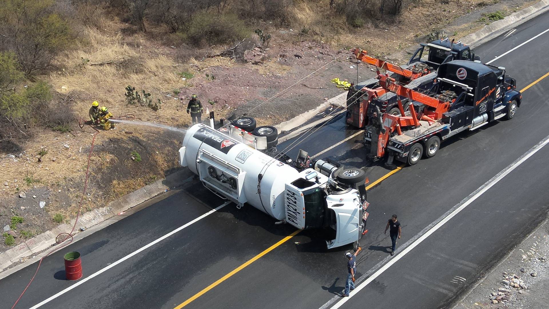 Cierran carretera Rumbo Nuevo por volcadura de pipa con hidrocarburo