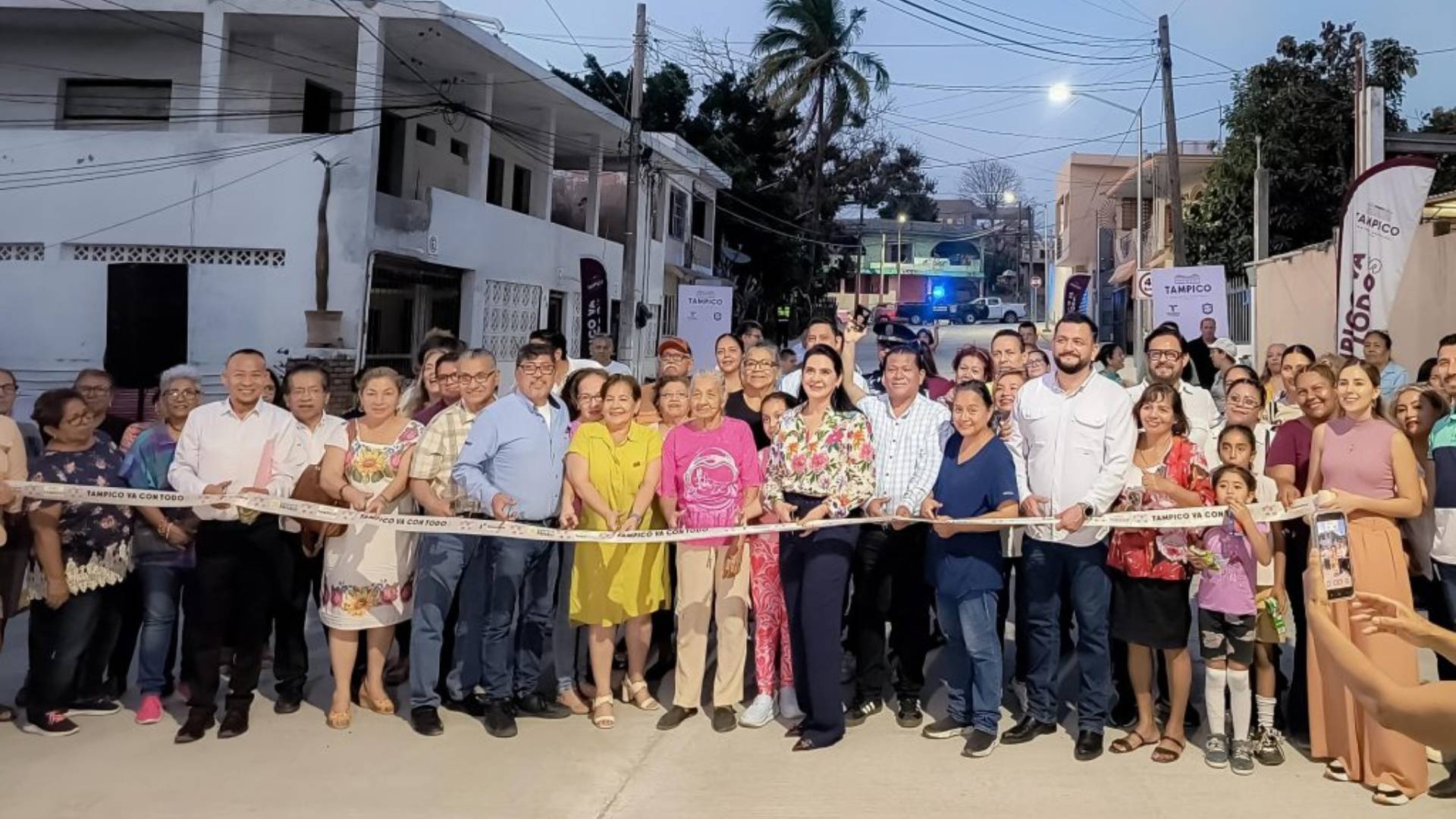 Gobierno de Tampico pavimenta calle esperada por más de 50 años