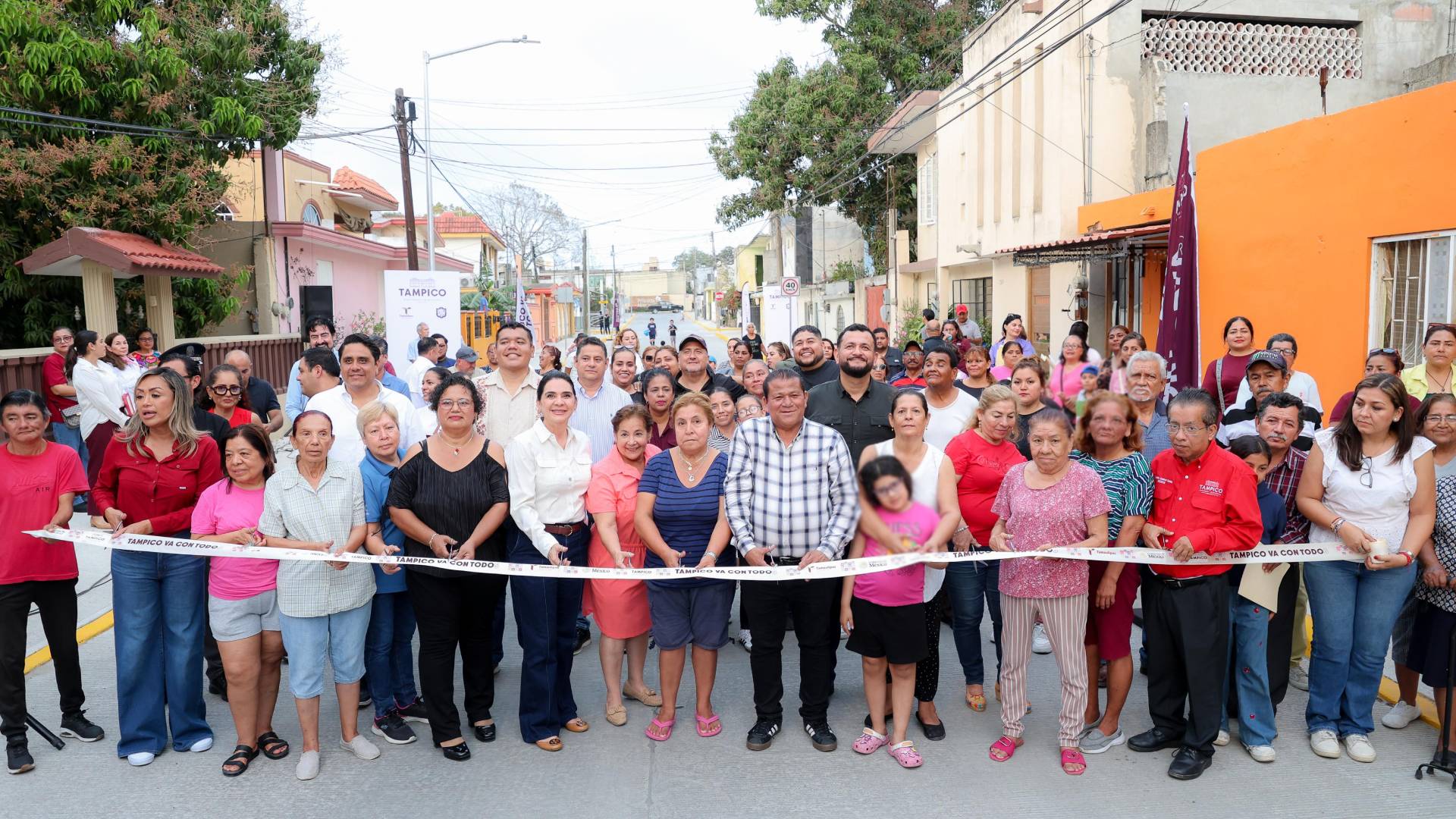 Mónica Villarreal pavimenta calle tras 40 años de rezago en Tampico