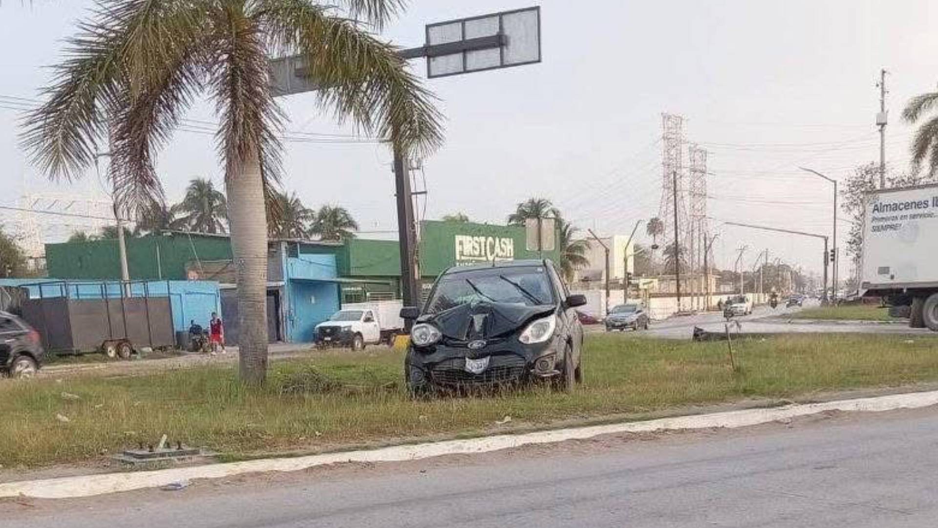 Auto vuelca tras chocar contra poste en Tampico