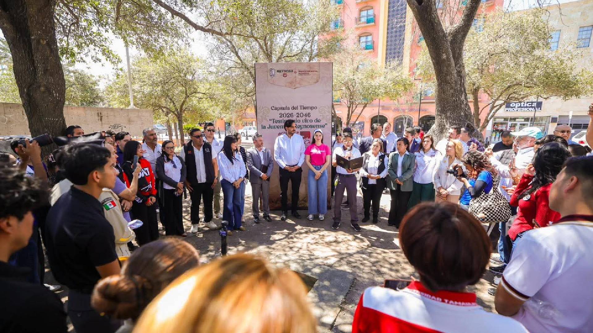 Colocaron jóvenes y Alcalde una Cápsula del Tiempo en la plaza principal de Reynosa