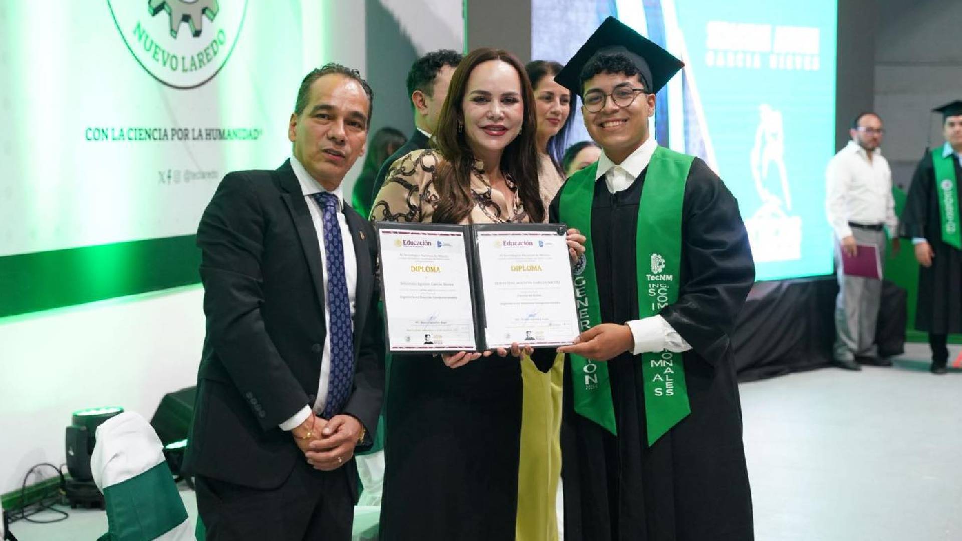Reitera alcaldesa Carmen Lilia Canturosas compromiso con la juventud y la educación en graduación del TEC de Nuevo Laredo