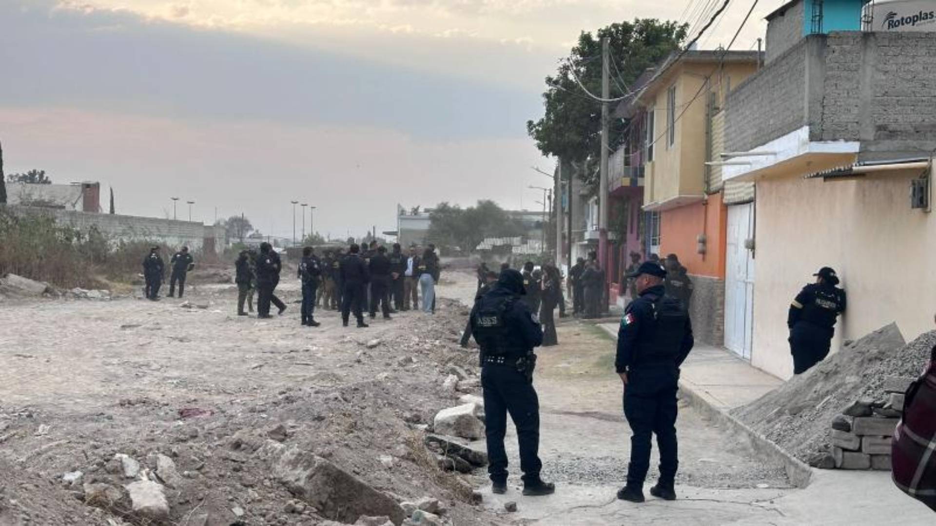 Hallan taller clandestino con granadas, lanzallamas y equipo táctico