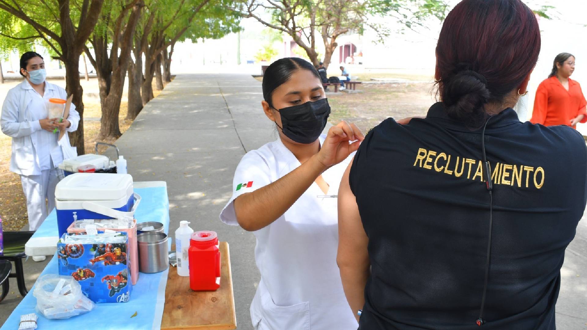 Realizan SSPT e ISSSTE campaña de vacunación contra el sarampión