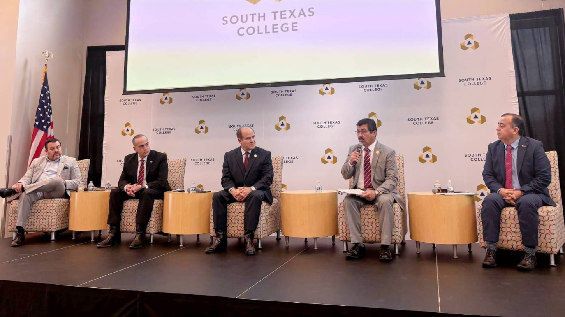 UAT impulsa colaboración educativa binacional en simposio en Texas
