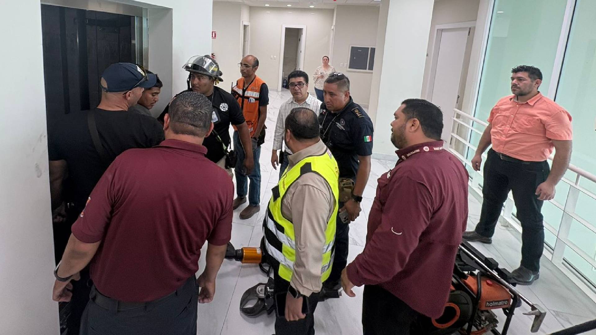 Rescatan a persona atrapada en elevador del Poder Judicial en Reynosa