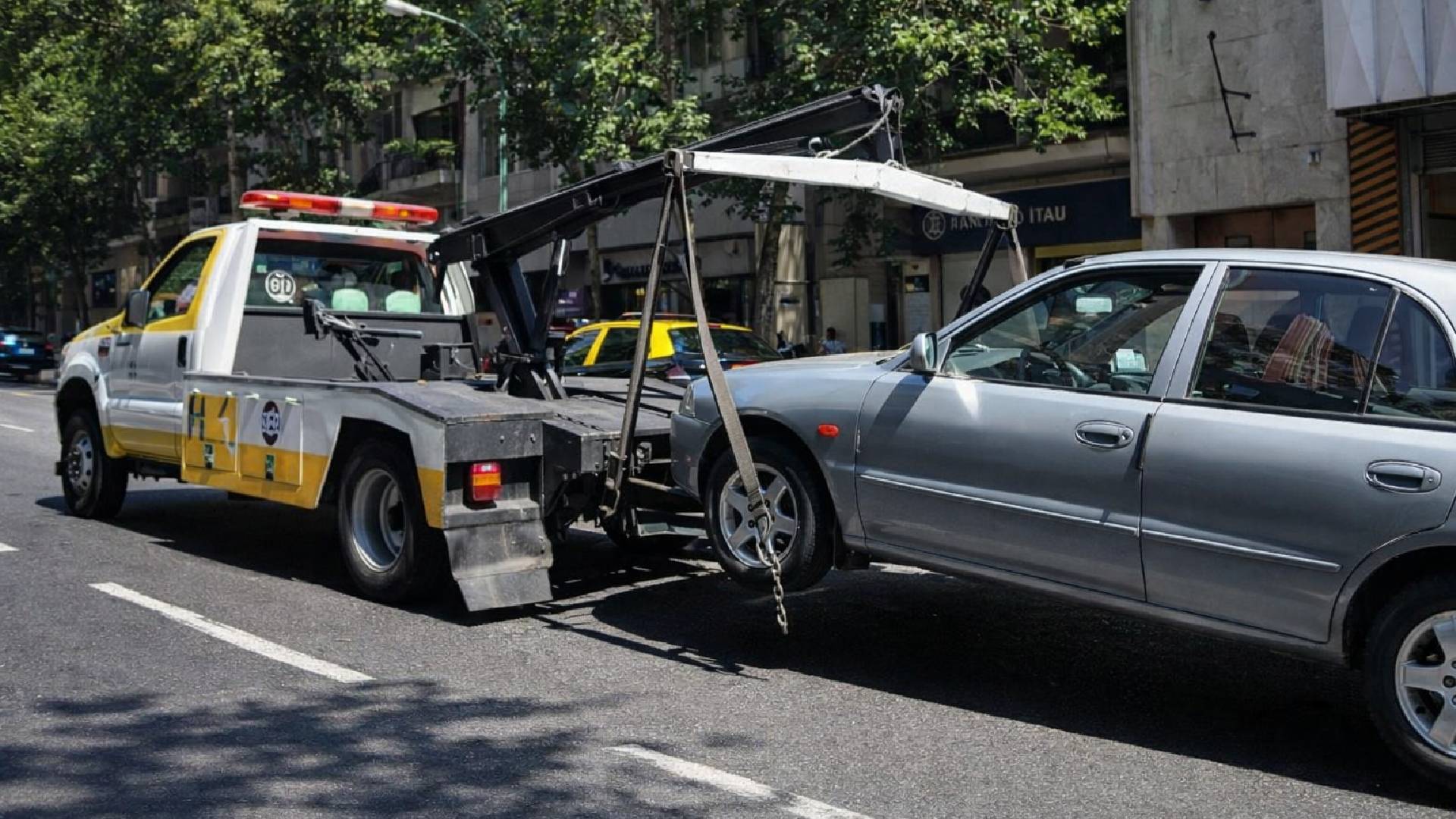 Prohíben en Tamaulipas remolcar vehículos cuando el conductor esté presente