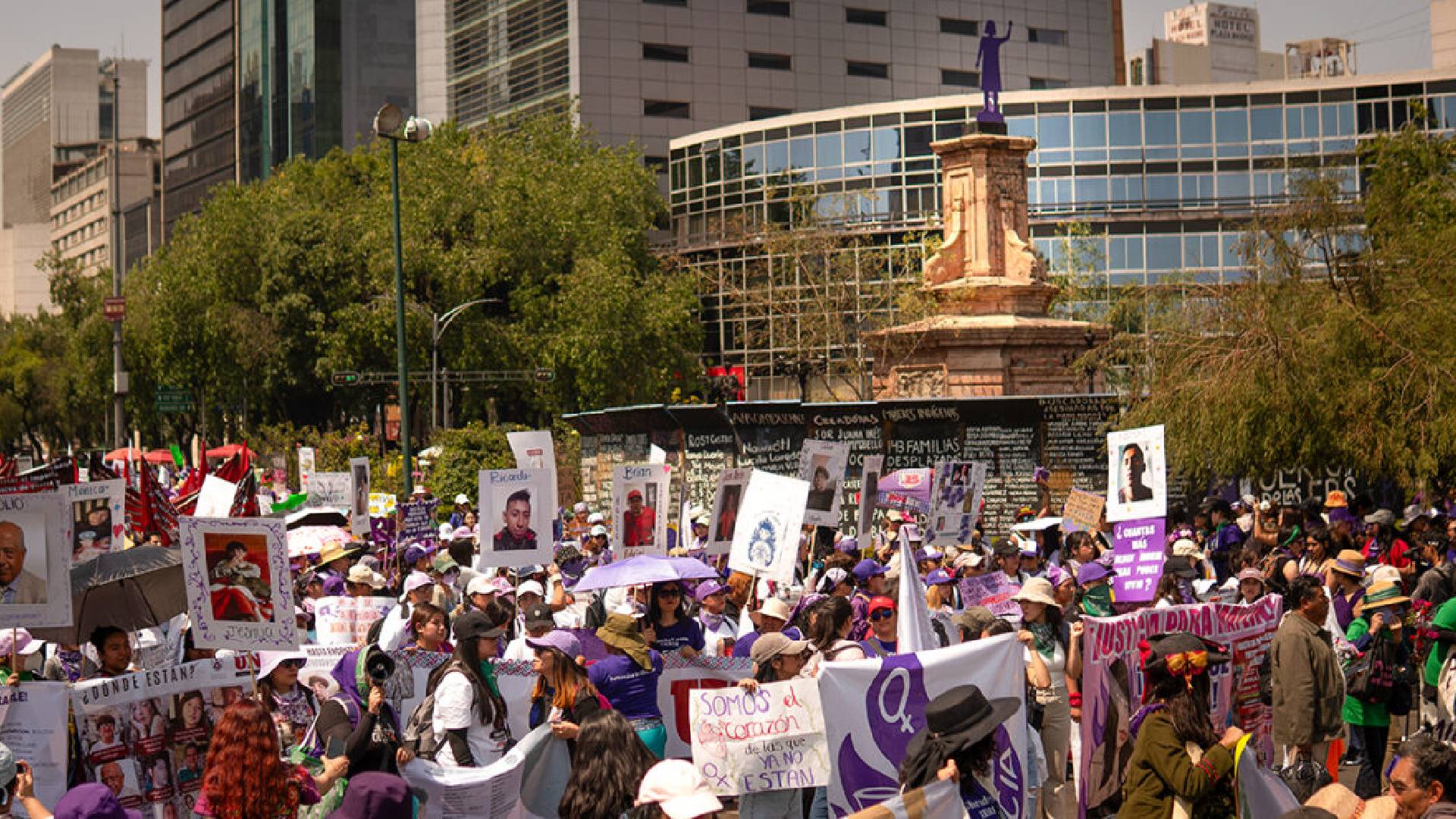 Miles de mujeres marchan en CDMX por el 8M