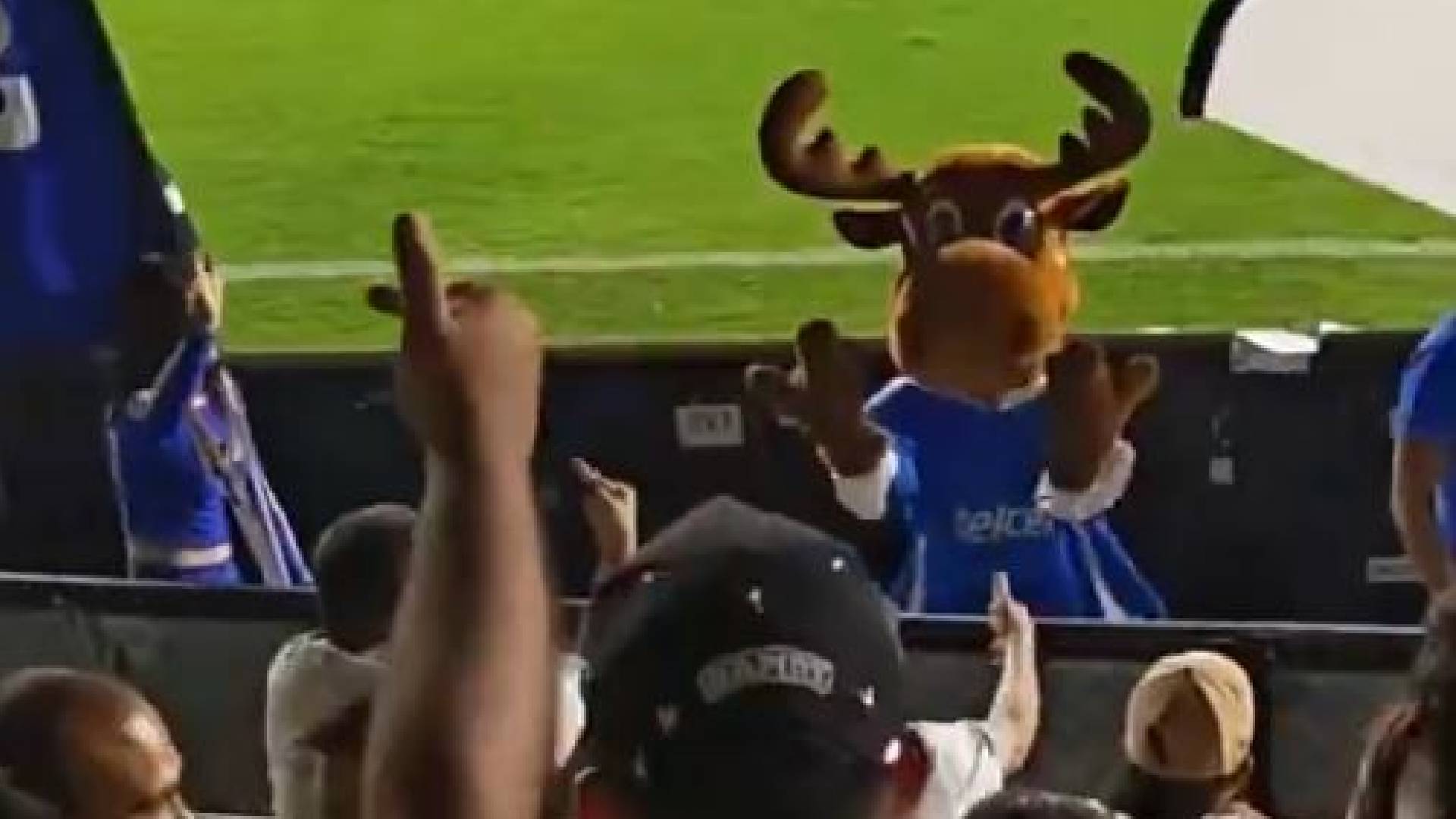 Botarga de Telcel lanza mentadas a aficionados del León