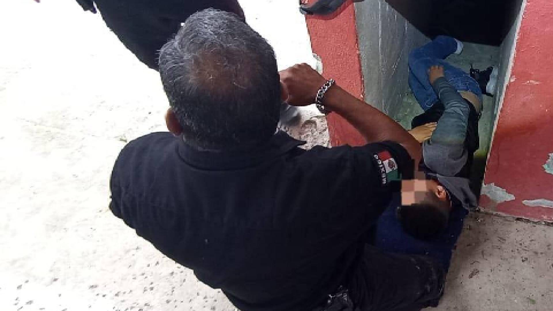 Niño queda atorado bajo escenario escolar en Tamaulipas