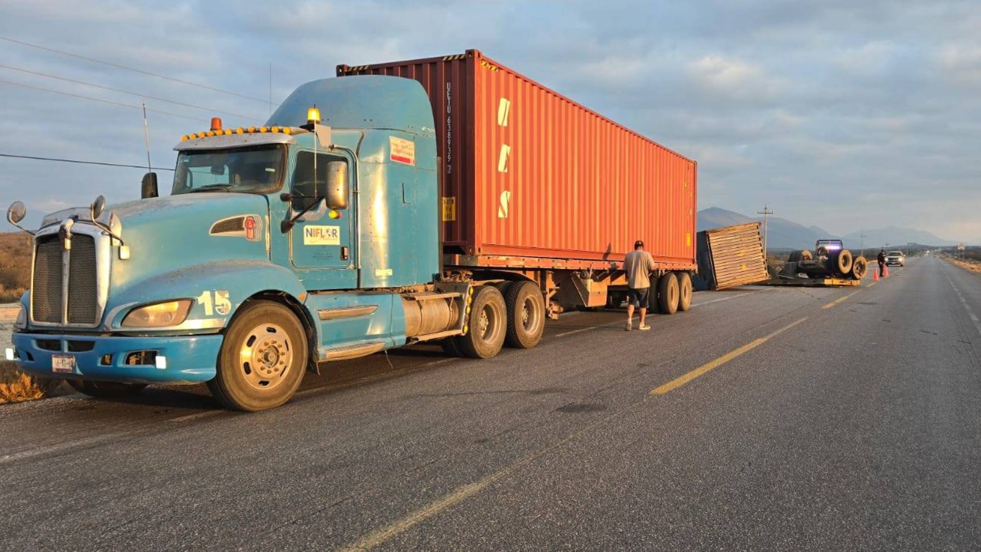 Volcadura bloquea carril en la Carretera Federal 101 en Tula