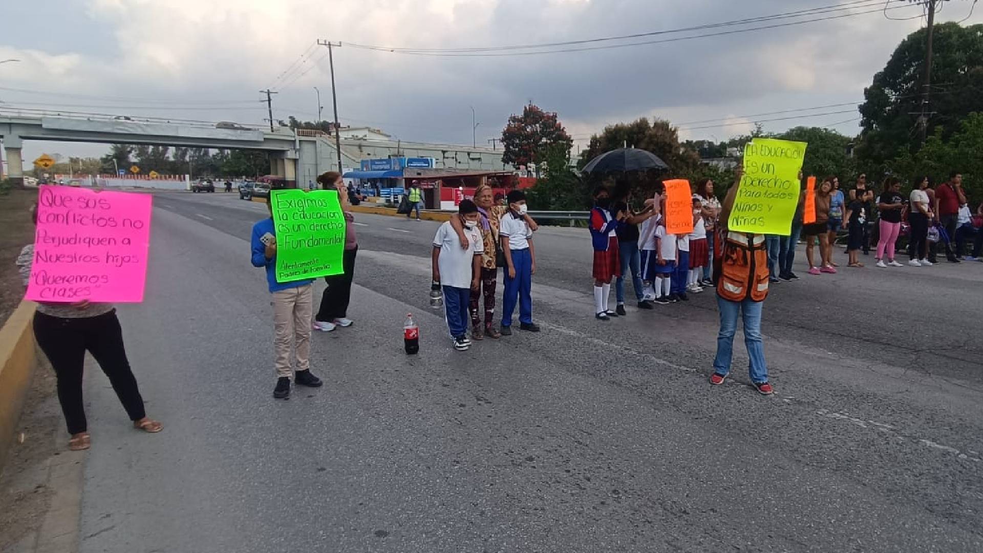 Padres bloquean carretera Tampico-Mante para exigir reapertura de primaria