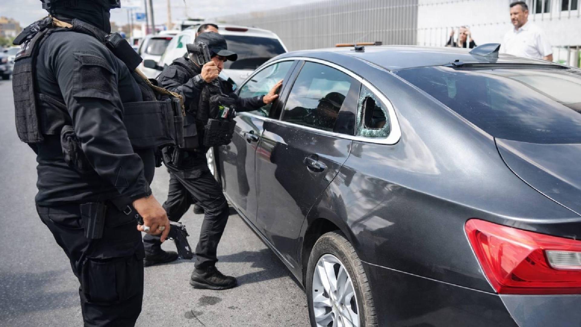 Rescatan a bebé encerrado dentro de un auto en Reynosa