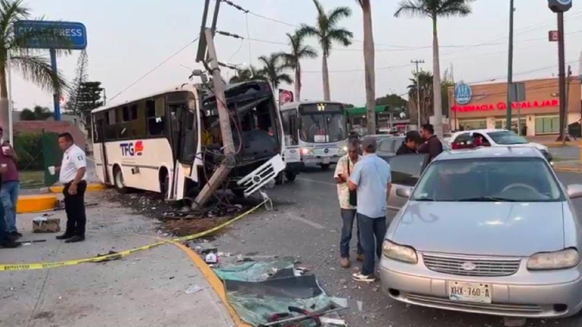 Autobús pierde el control y se impacta contra poste en Altamira