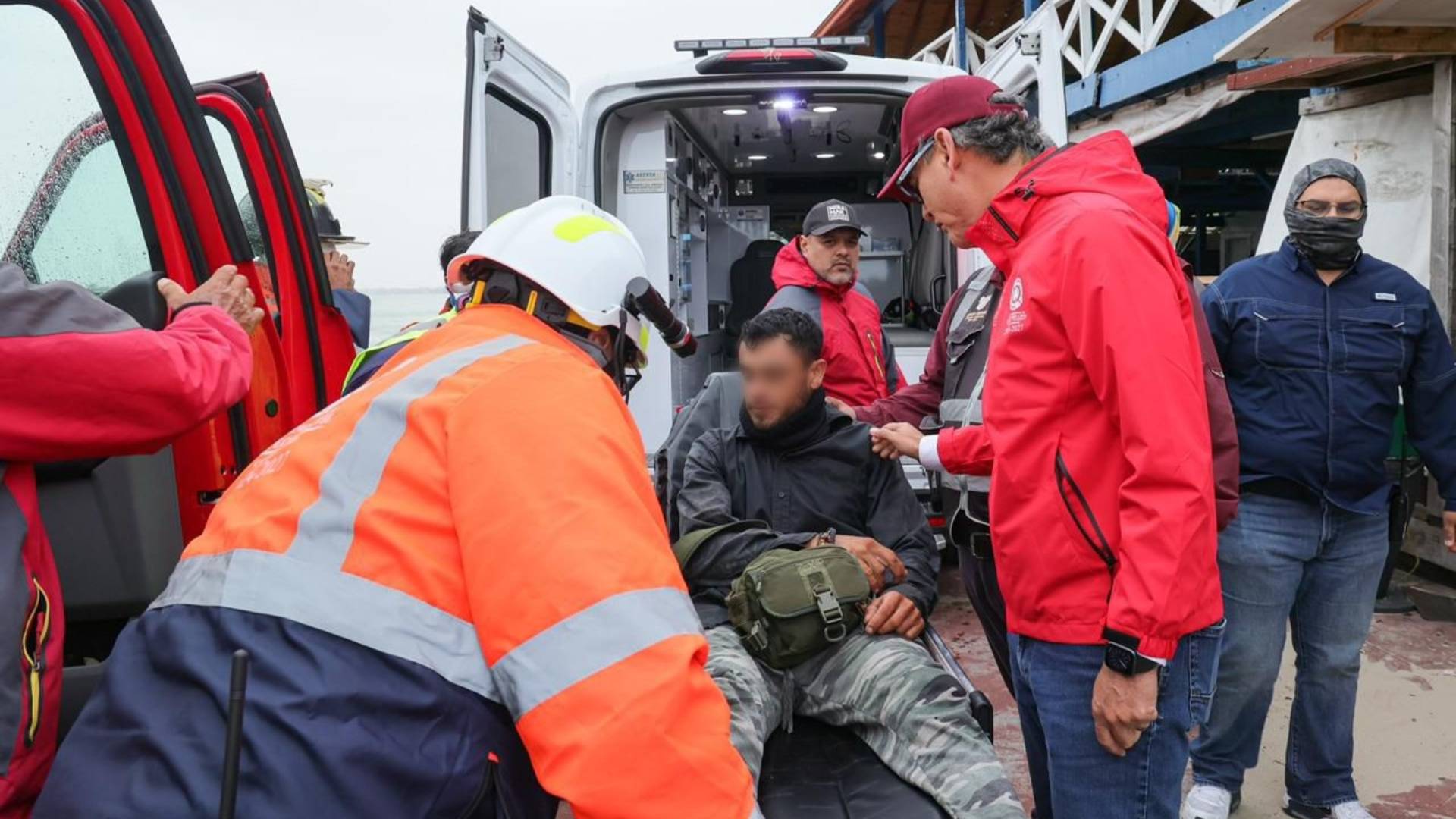 Rescatan con vida a pescador atrapado en escolleras de Playa Miramar