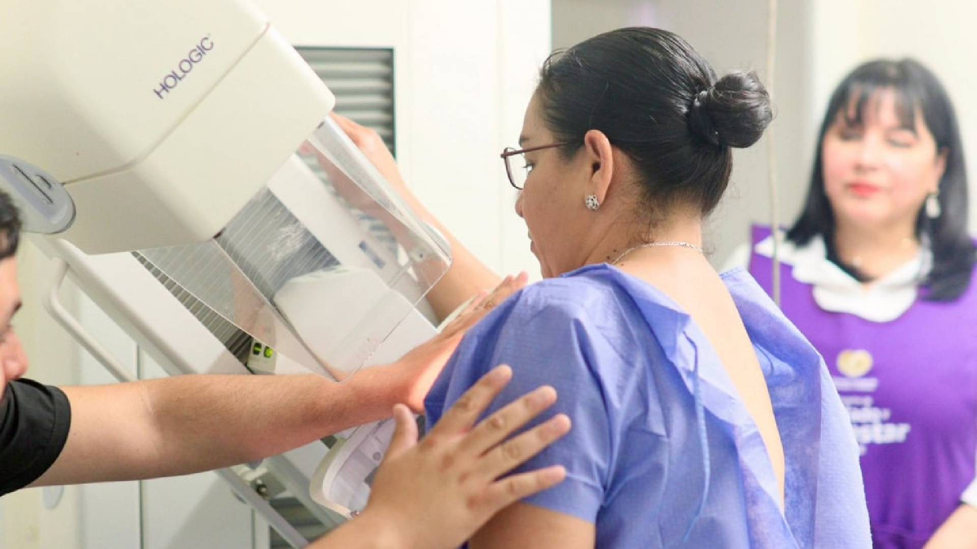Unidad móvil brinda mastografías gratuitas en Victoria