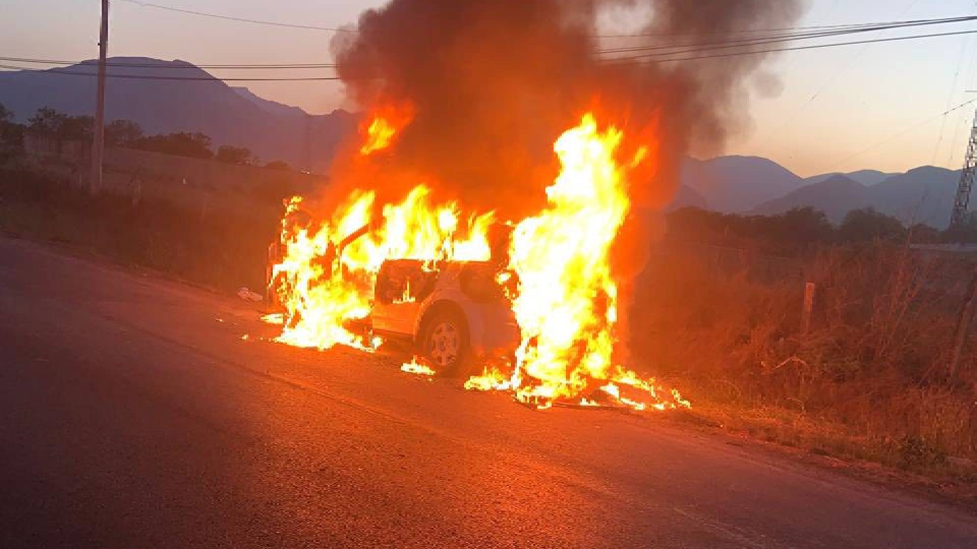 Incendio consume camioneta en carretera Victoria–Monterrey