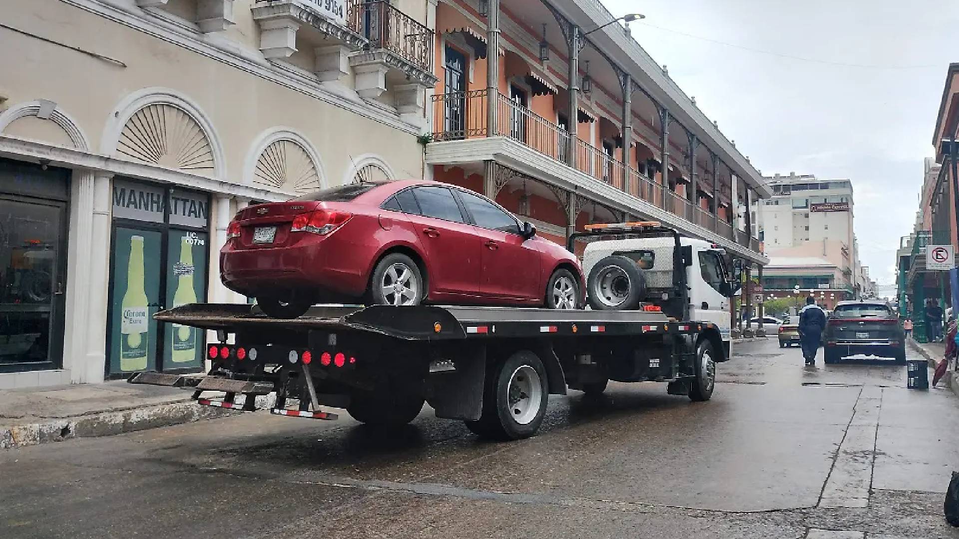 Grúas ya no podrán llevarse autos si el dueño está presente en Victoria