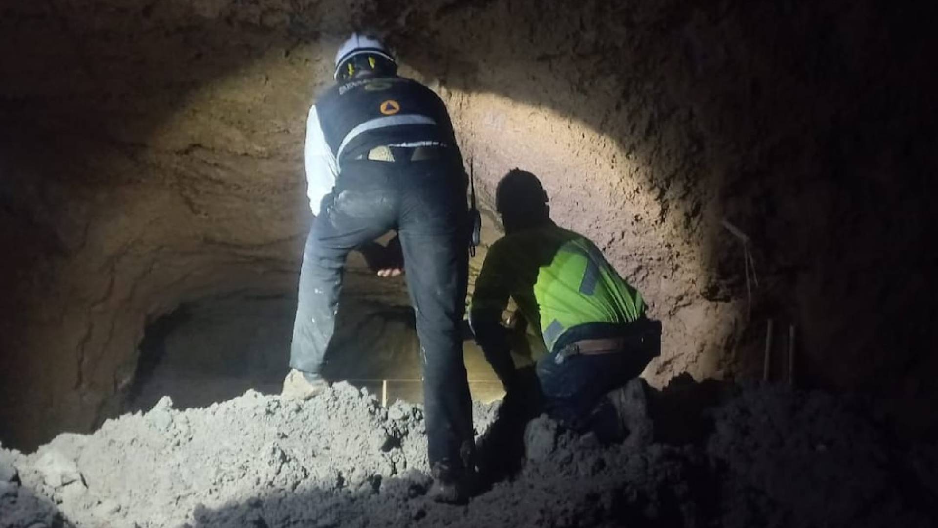Rescatan con vida al primero de cuatro mineros atrapados en Sinaloa